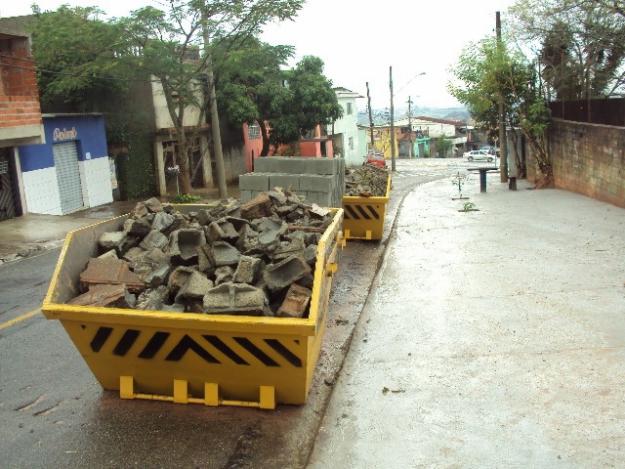 Caçamba e resíduos de construção em fotografia da publicação original.