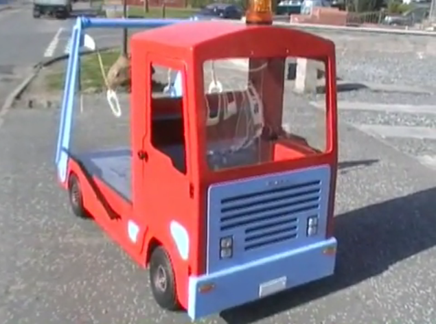 Miniatura de caminhão com caçamba apresentada no blog em 2012.